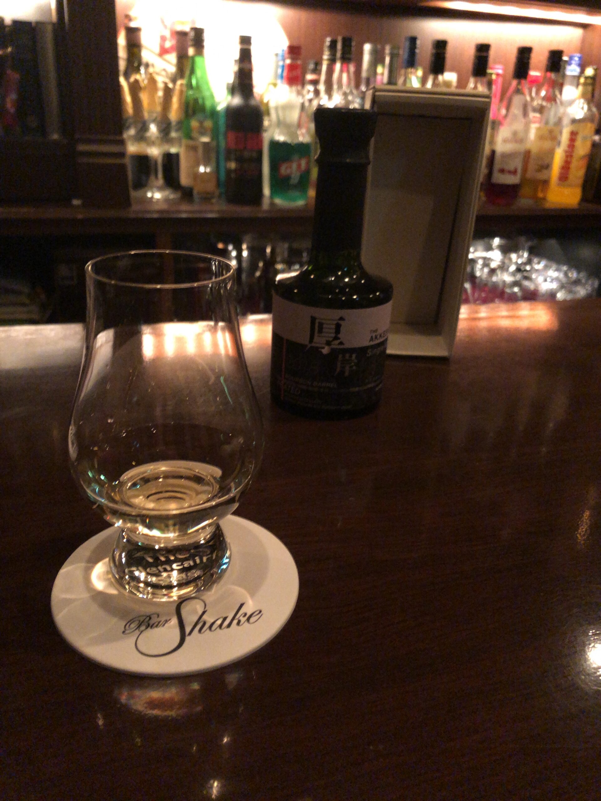 銀座『Bar Shake』で一人飲みでくつろぎながらカクテルを嗜む