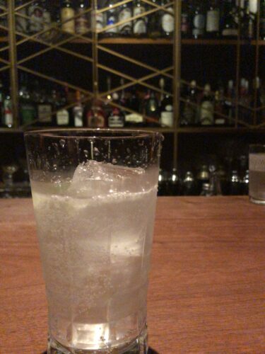 新宿三丁目の隠れ家『BAR STING』でカクテルを一人飲み