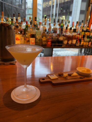 バーのデート・サシ飲みはどう楽しむ？カウンター席で飲む魅力・注意点を紹介